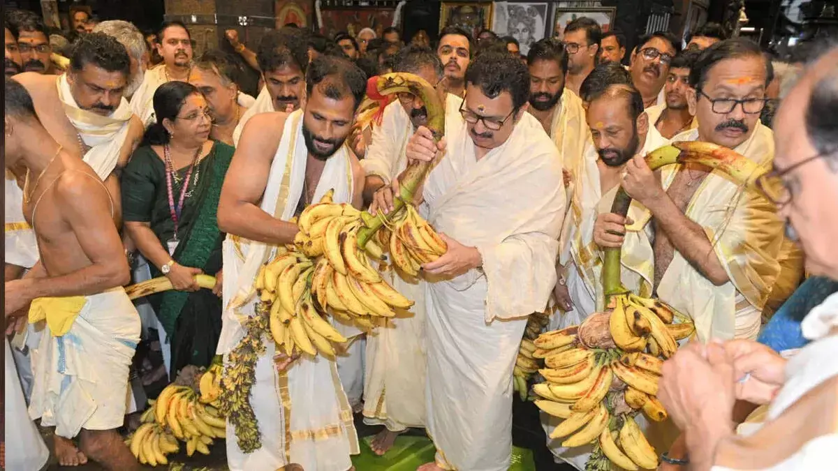 मंत्री के मुरलीधरन गुरुवयूर में काज़चक्कुला चढ़ाने में भक्तों के साथ शामिल हुए