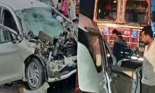 डंपर की टक्कर से मचा कोहराम कार में सवार दंपति और दो बच्चों की दर्दनाक मौत