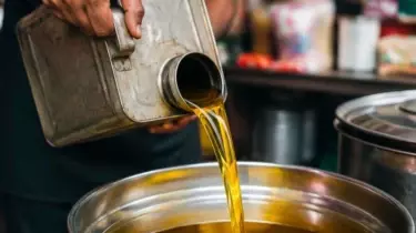 Mumbai: खुले खाद्य तेल की बिक्री पर सरकार सख्त, मुख्यमंत्री ने एसओपी जारी करने को कहा Mumbai: खुले खाद्य तेल की बिक्री पर सरकार सख्त, मुख्यमंत्री ने एसओपी जारी करने को कहा