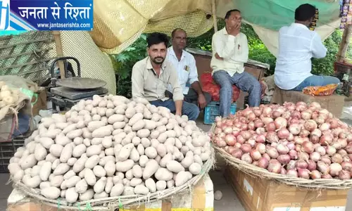 बारिश के बीच सब्जियों के भाव फिलहाल स्थिर, प्याज 60 रुपये किलो पहुंचा बारिश के बीच सब्जियों के भाव फिलहाल स्थिर, प्याज 60 रुपये किलो पहुंचा
