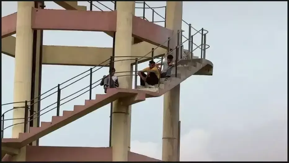 Dehradun: बीएएमएस छात्रों ने टंकी पर चढ़कर जताया विरोध, पेट्रोल की बोतलों से मचा हड़कंप