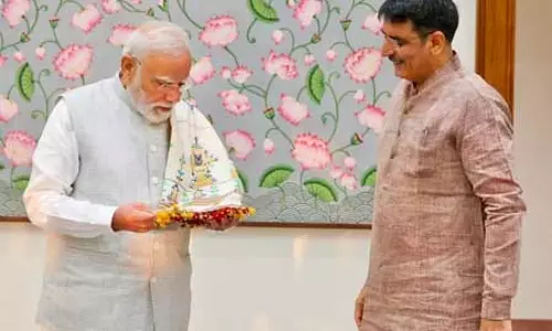 गुजरात के विधानसभा अध्यक्ष शंकर चौधरी ने पीएम मोदी से की मुलाकात, थराद की हस्तनिर्मित शॉल भेंट की