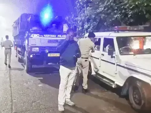 Faridabad: कूड़ा उठाने की कार्रवाई का विरोध, हड़ताली कर्मचारियों ने रोकी जेसीबी