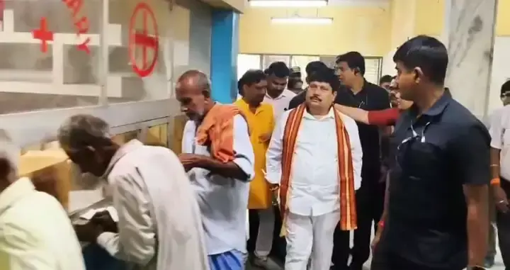 Kolkata: मंत्री अर्जुन सिंह ने अस्पताल का निरीक्षण कर स्वास्थ्य सेवाओं की जानकारी ली