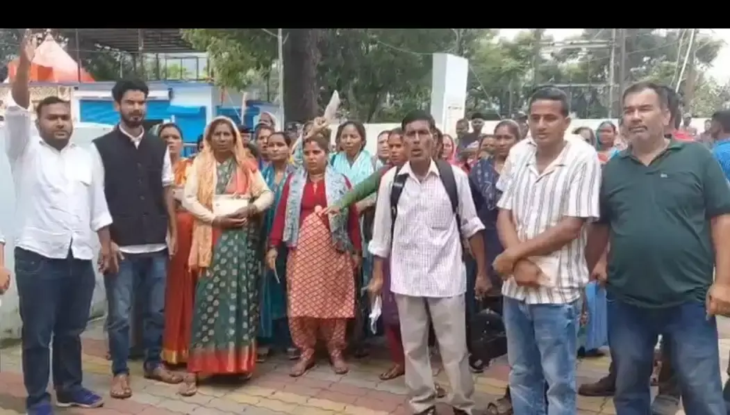 Gopeshwar: श्रम कार्ड बनवाने जिला मुख्यालय पहुंचे ग्रामीण, सुविधाओं की कमी पर रोष