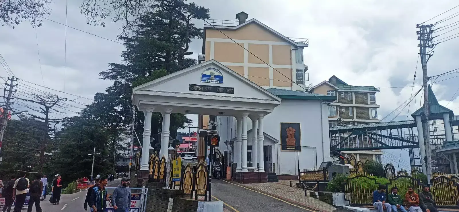 Shimla: विधानसभा के बाहर गरमाई राजनीति, हिमकेयर-सहारा पर भाजपा आक्रामक