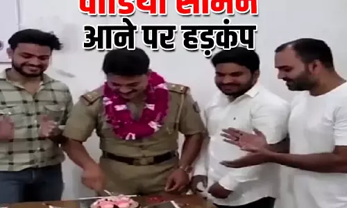 क्रिमिनल के साथ चौकी के अंदर दारोगा का Birthday Celebration हुआ, वीडियो भयंकर वायरल क्रिमिनल के साथ चौकी के अंदर दारोगा का Birthday Celebration हुआ, वीडियो भयंकर वायरल