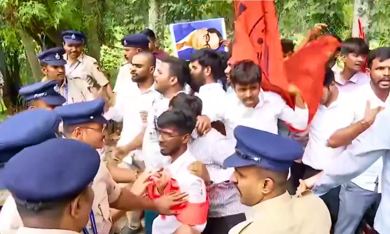 डीके शिवकुमार के घर के पास ABVP का प्रदर्शन, कई हिरासत में लिए गए