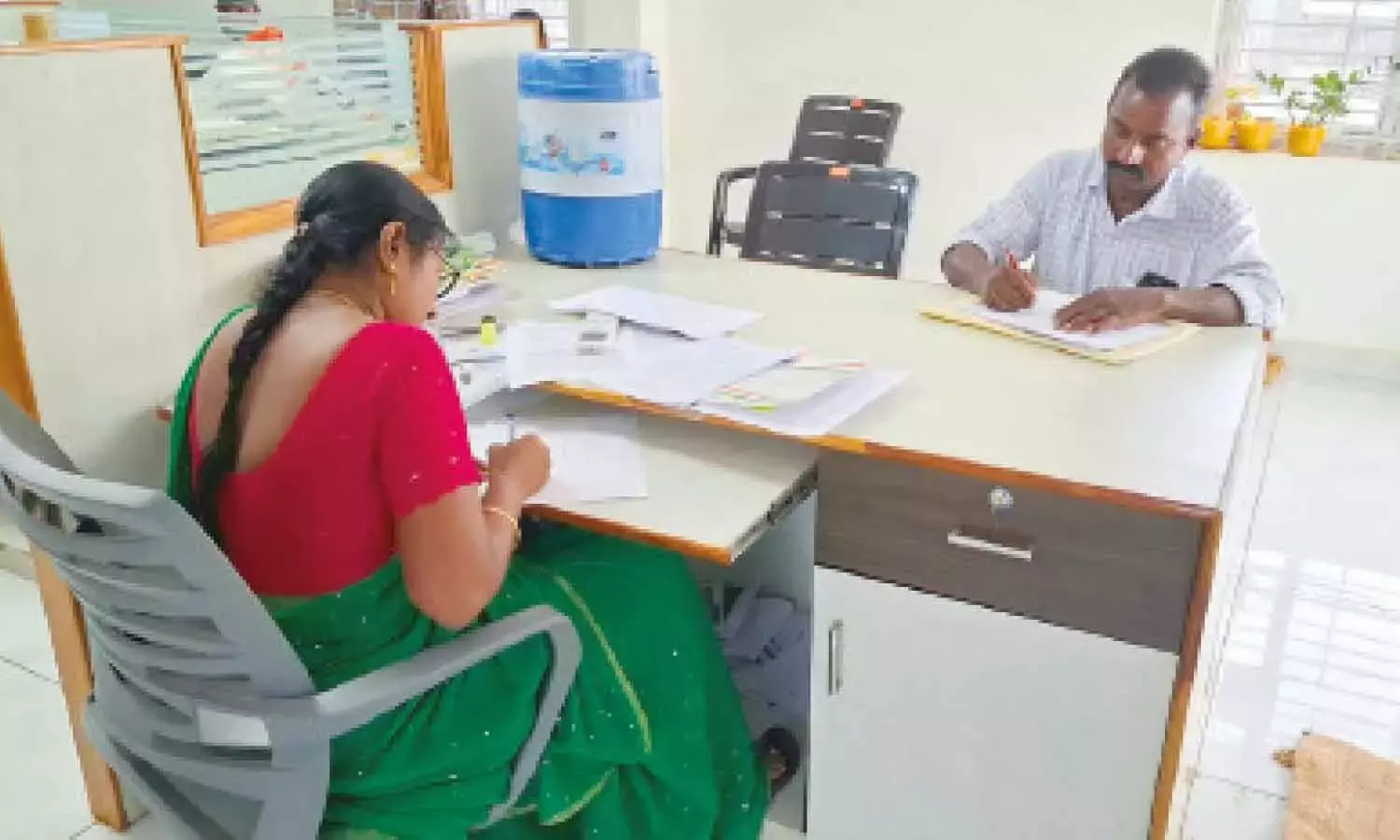 Andhra: कोथुरु ताडेपल्ली पैक्स अध्यक्ष पूछताछ में शामिल नहीं हुए