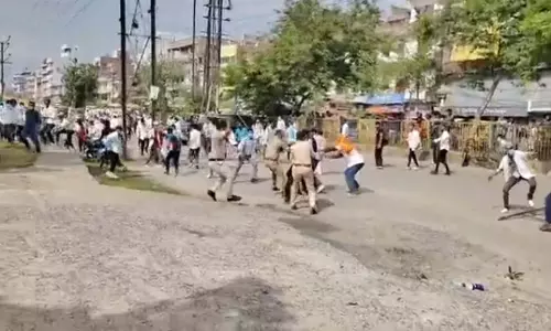 छात्रों पर लाठीचार्ज...पथराव में कई पुलिसकर्मी भी घायल...झड़प का VIDEO भी सामने आया