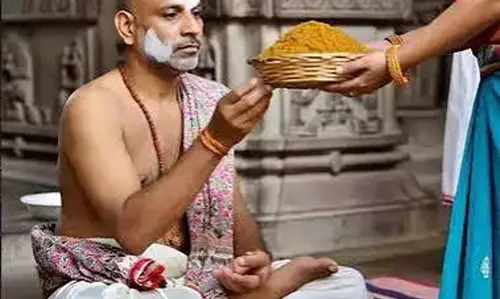 धार्मिक मान्यताओं के अनुसार दक्षिणा देने के ये नियम जरूर जानें धार्मिक मान्यताओं के अनुसार दक्षिणा देने के ये नियम जरूर जानें