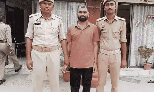 कर्ज लेकर गायब हुआ पुलिसकर्मी दिल्ली एयरपोर्ट पर खुला राज पुलिस ने पकड़ा