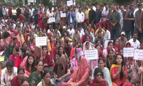 समान वेतन और स्थायी रोजगार को लेकर कर्मचारियों का प्रदर्शन