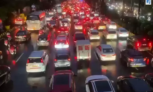 VIDEO: राजधानी एक्सप्रेसवे पर भीषण जाम, घंटों फंसे रहे वाहन चालक