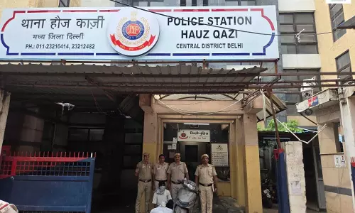 रात की गश्त में पुलिस को मिली कामयाबी, स्कूटी से 200 क्वार्टर ले जा रहा युवक गिरफ्तार रात की गश्त में पुलिस को मिली कामयाबी, स्कूटी से 200 क्वार्टर ले जा रहा युवक गिरफ्तार