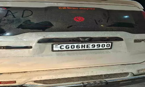 रायपुर में लावारिस कार से मिला 54 किलो गांजा, महिला-पुरुष फरार रायपुर में लावारिस कार से मिला 54 किलो गांजा, महिला-पुरुष फरार