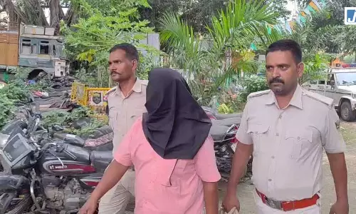 रफ्तार बढ़ाकर भागी बोलेरो ने खोला राज, अंदर मिला 382 लीटर शराब का जखीरा