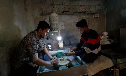कराची में आवास संकट गहराया, 60% से ज्यादा लोग अनौपचारिक बस्तियों में रह रहे कराची में आवास संकट गहराया, 60% से ज्यादा लोग अनौपचारिक बस्तियों में रह रहे