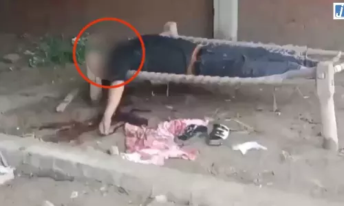 चारपाई पर मिली सिर कटी लाश, 3 फीट दूर पड़ा था सिर… मौके से मिले चौंकाने वाले सुराग चारपाई पर मिली सिर कटी लाश, 3 फीट दूर पड़ा था सिर… मौके से मिले चौंकाने वाले सुराग