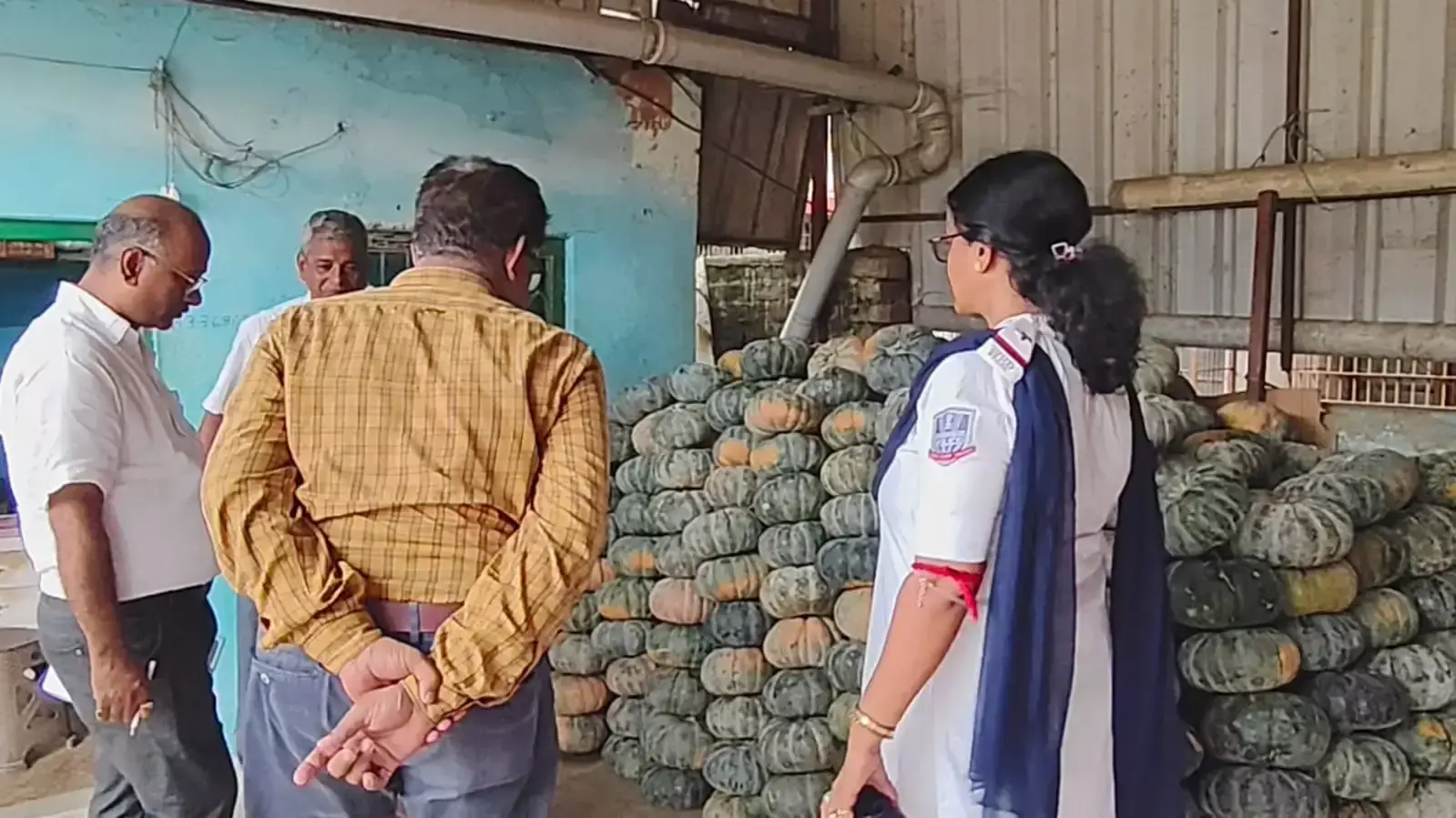 Hooghly: महंगाई पर निगरानी, बैंडेल बाजार में पुलिस ने चीनी-सब्जियों के दाम जांचे Hooghly: महंगाई पर निगरानी, बैंडेल बाजार में पुलिस ने चीनी-सब्जियों के दाम जांचे