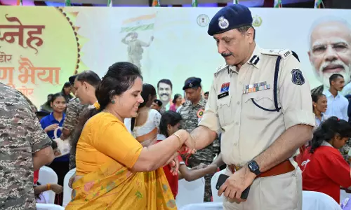 महापौर मीनल चौबे ने रायपुर पुलिस कमिश्नर डॉ संजीव शुक्ला को बांधी राखी