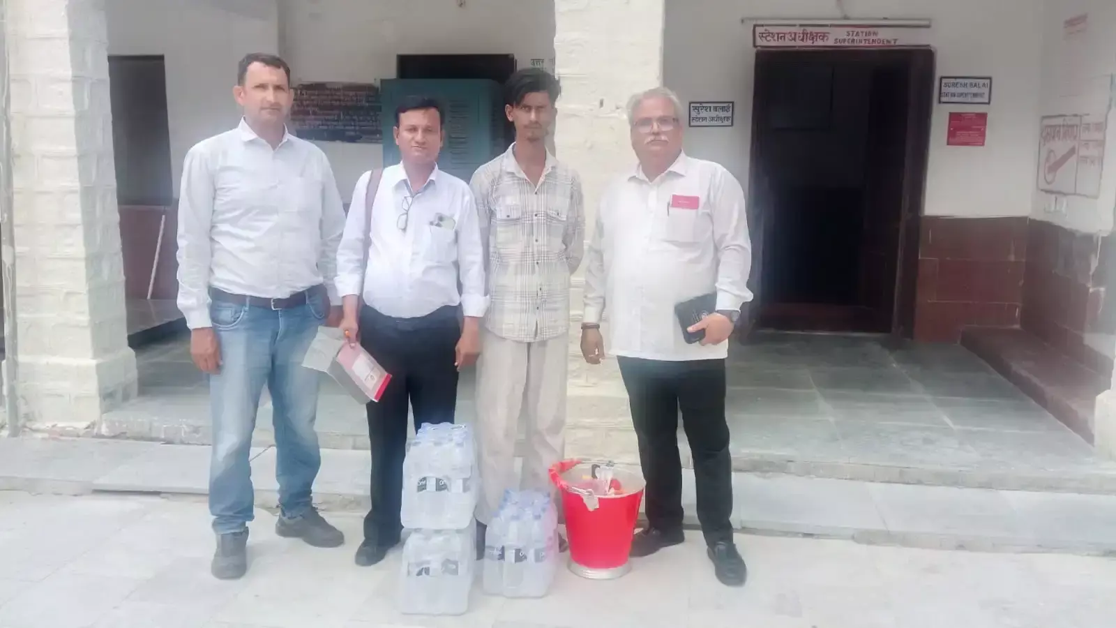 jodhpur: अनधिकृत वेंडर ट्रेन में सामान बेचते पकड़ा गया, आरपीएफ को सौंपा jodhpur: अनधिकृत वेंडर ट्रेन में सामान बेचते पकड़ा गया, आरपीएफ को सौंपा