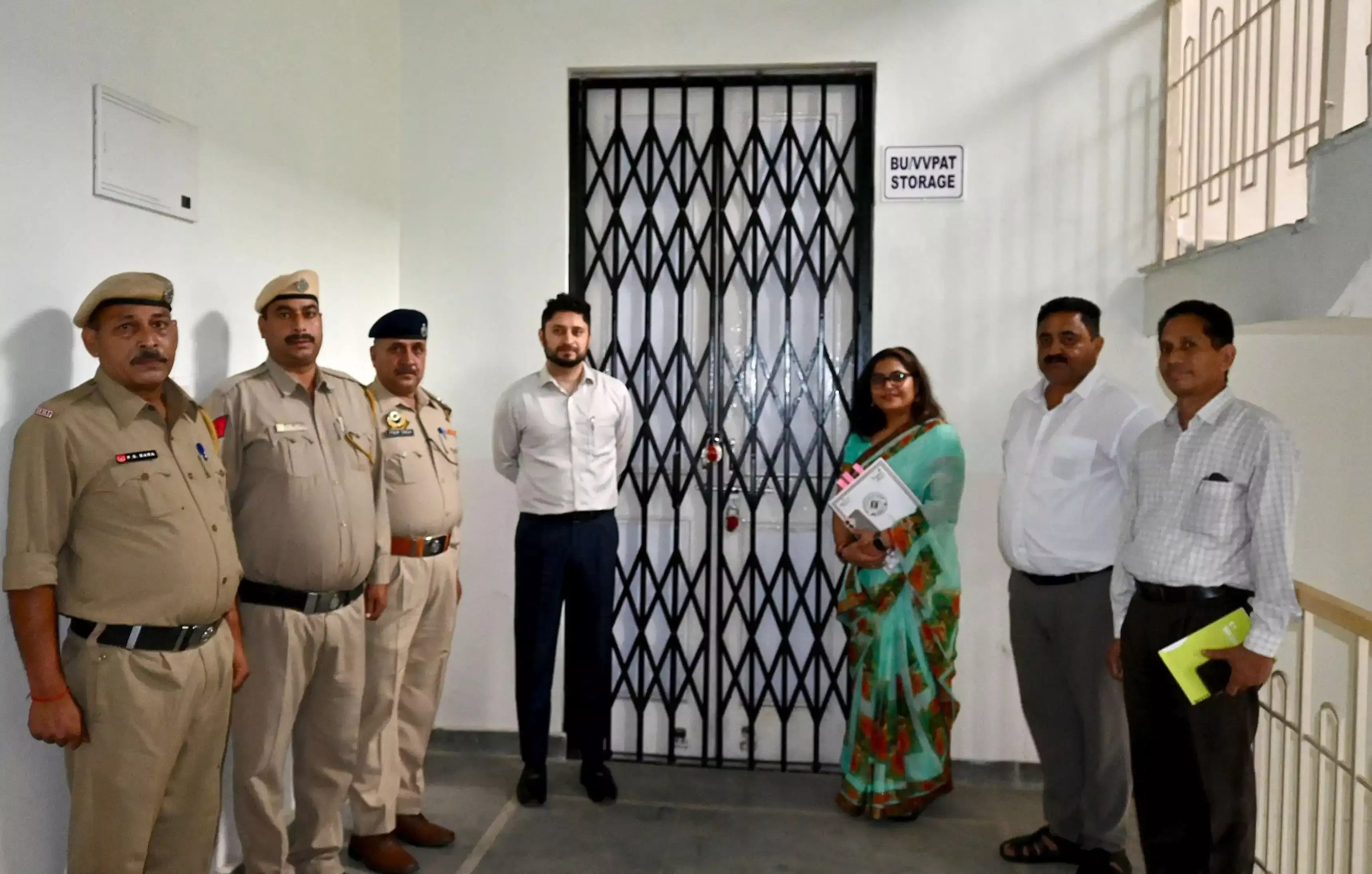 Mandi: ईवीएम वेयरहाउस की सुरक्षा व्यवस्था जांची, भंडार कक्ष का मासिक निरीक्षण Mandi: ईवीएम वेयरहाउस की सुरक्षा व्यवस्था जांची, भंडार कक्ष का मासिक निरीक्षण