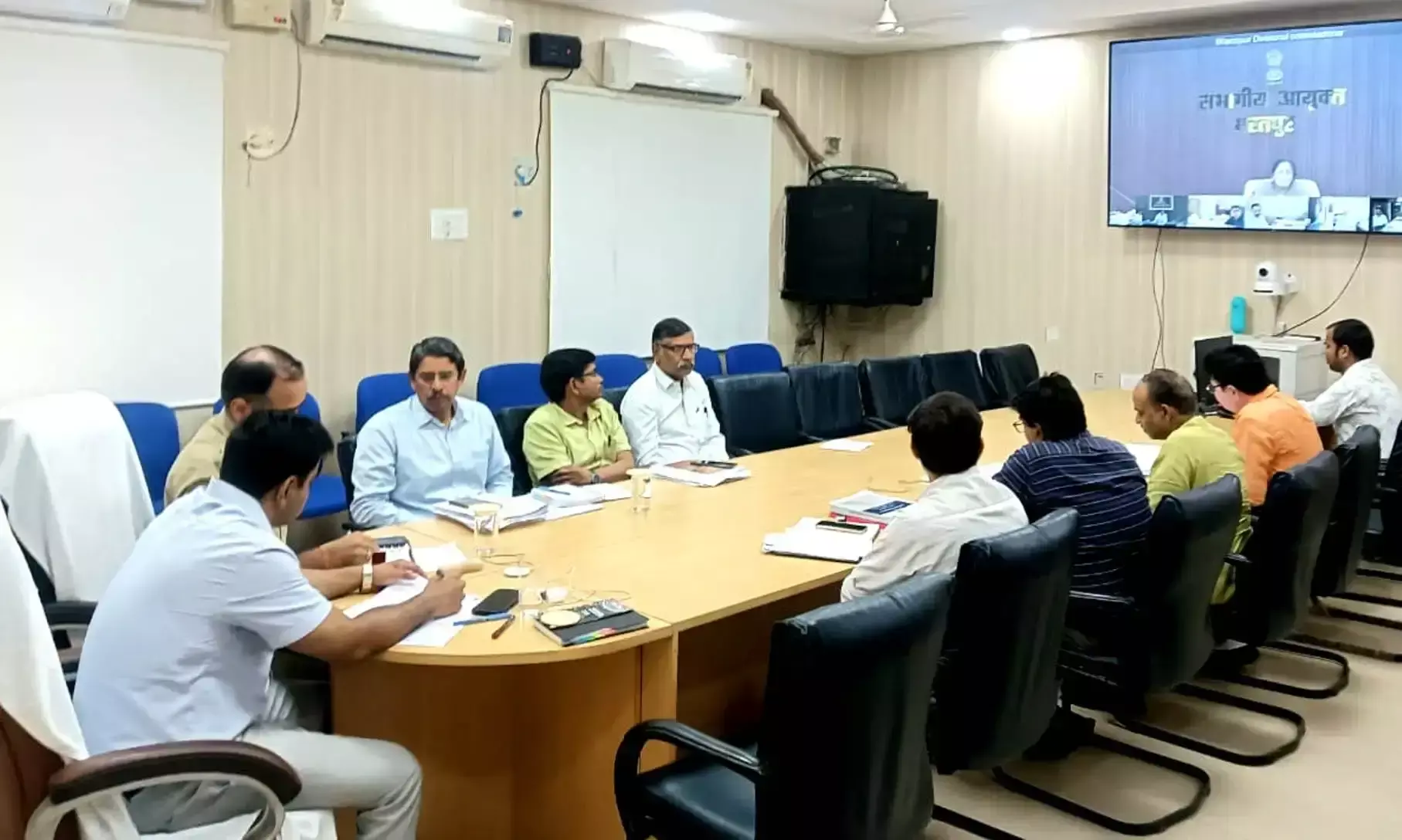Dholpur: मतदाताओं को जागरूक करने की मुहिम तेज करें, सोशल मीडिया पर रखें निगरानी : आयुक्त Dholpur: मतदाताओं को जागरूक करने की मुहिम तेज करें, सोशल मीडिया पर रखें निगरानी : आयुक्त