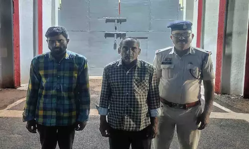 जमीन विवाद में टांगी-सब्बल से मारपीट का आरोप, पिता-पुत्र गिरफ्तार जमीन विवाद में टांगी-सब्बल से मारपीट का आरोप, पिता-पुत्र गिरफ्तार