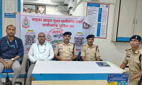 नॉर्थ जोन पुलिस की टीम द्वारा बैंकों में पहुंचकर नागरिकों को किया गया साइबर अपराधों के प्रति जागरूक