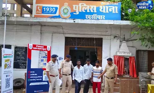 शराब के लिए पैसे नहीं दिए तो राहगीरों से मारपीट, तीन फरार आरोपी गिरफ्तार