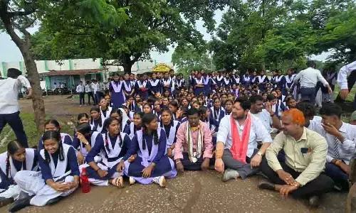 गणित शिक्षक की मांग पर छात्रों ने स्कूल में जड़ा ताला