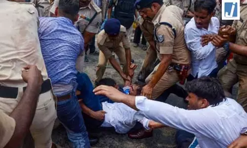 रिजल्ट विवाद ने पकड़ा तूल, आर्यभट्ट यूनिवर्सिटी के बाहर छात्रों का हंगामा