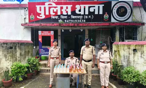घर में बेच रहा था अवैध शराब, नाबालिग गिरफ्तार