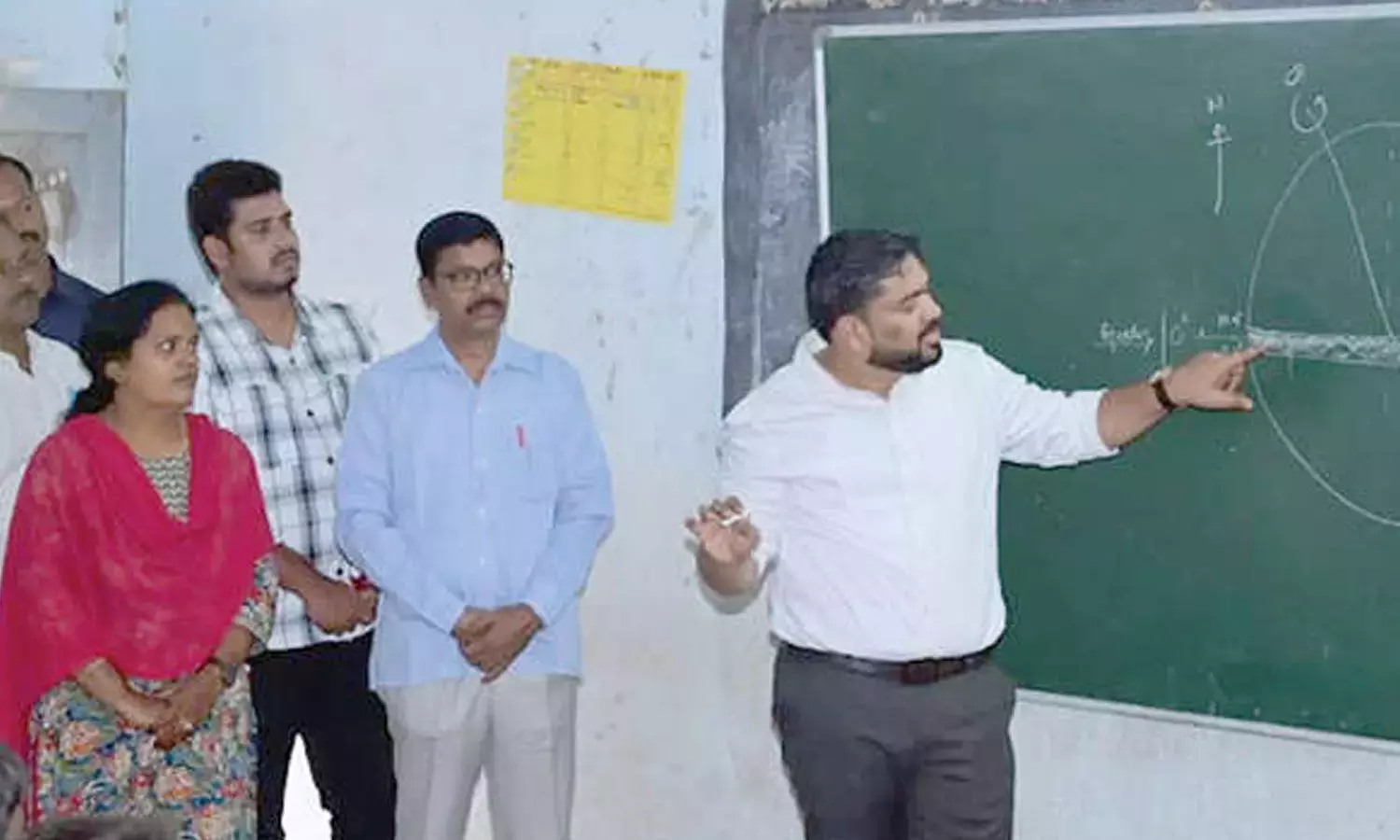 स्कूल के निरीक्षण के दौरान कलेक्टर बने शिक्षक स्कूल के निरीक्षण के दौरान कलेक्टर बने शिक्षक