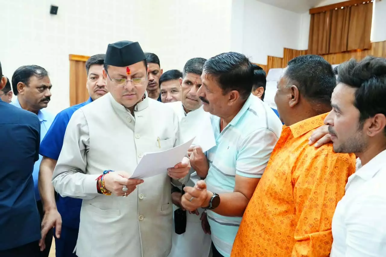 मुख्यमंत्री धामी ने मुख्य सेवक सदन में सुनी जनसमस्याएं मुख्यमंत्री धामी ने मुख्य सेवक सदन में सुनी जनसमस्याएं