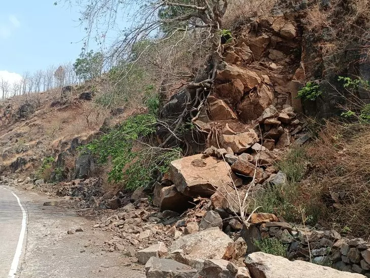 New Tehri: खस्ताहाल सड़क बनी परेशानी, बिडोन-सुनारकोट मार्ग की मरम्मत की मांग New Tehri: खस्ताहाल सड़क बनी परेशानी, बिडोन-सुनारकोट मार्ग की मरम्मत की मांग