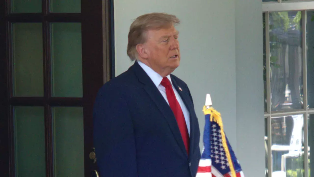 Trump ने कनाडा पर 50% टैरिफ लगाने की घोषणा की Trump ने कनाडा पर 50% टैरिफ लगाने की घोषणा की
