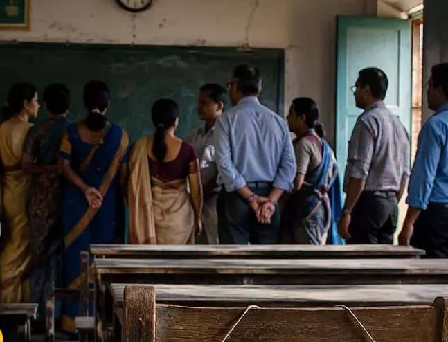खाली कक्षाएं और तैनात शिक्षक बंगाल के शिक्षा मॉडल पर उठे बड़े सवाल खाली कक्षाएं और तैनात शिक्षक बंगाल के शिक्षा मॉडल पर उठे बड़े सवाल