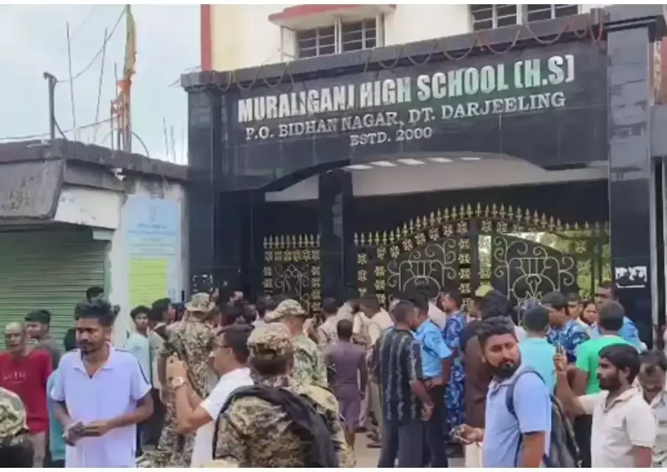 Siliguri: छात्रों के बीच हुई मारपीट में आठ घायल, स्कूल में मचा हड़कंप Siliguri: छात्रों के बीच हुई मारपीट में आठ घायल, स्कूल में मचा हड़कंप