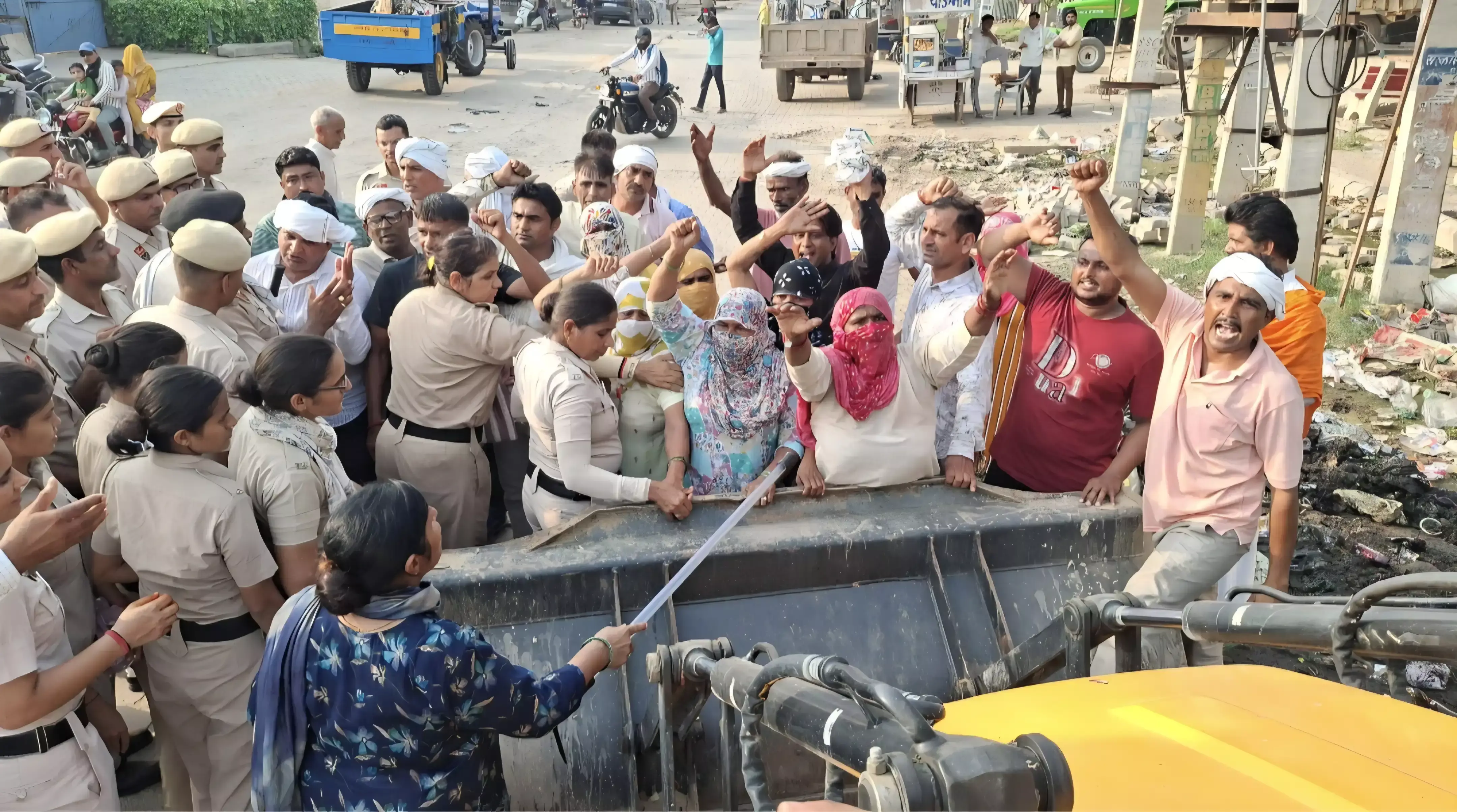 Hisar: हड़ताली महिला कर्मचारियों ने पुलिस टीम पर फेंका कूड़ा, हिसार में तनाव Hisar: हड़ताली महिला कर्मचारियों ने पुलिस टीम पर फेंका कूड़ा, हिसार में तनाव