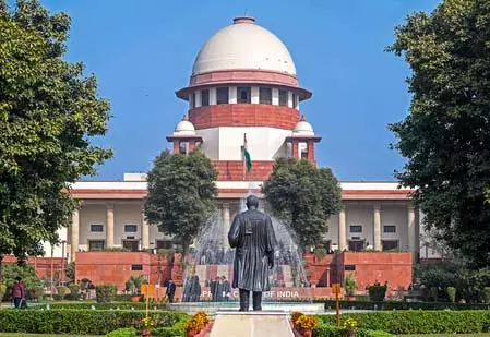 टीएमसी के बागी सांसदों को लेकर अभिषेक बनर्जी की ओर से दायर याचिका पर सुप्रीम कोर्ट ने जारी किया नोटिस टीएमसी के बागी सांसदों को लेकर अभिषेक बनर्जी की ओर से दायर याचिका पर सुप्रीम कोर्ट ने जारी किया नोटिस