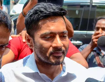 कलकत्ता हाईकोर्ट ने अभिषेक बनर्जी को तीन और एफआईआर में दी अंतरिम राहत, गिरफ्तारी पर रोक कलकत्ता हाईकोर्ट ने अभिषेक बनर्जी को तीन और एफआईआर में दी अंतरिम राहत, गिरफ्तारी पर रोक