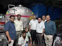 Mumbai: खाद्य व औषधि प्रशासन ने नवी मुंबई में 4,710 लीटर मिलावटी दूध पकड़ा Mumbai: खाद्य व औषधि प्रशासन ने नवी मुंबई में 4,710 लीटर मिलावटी दूध पकड़ा