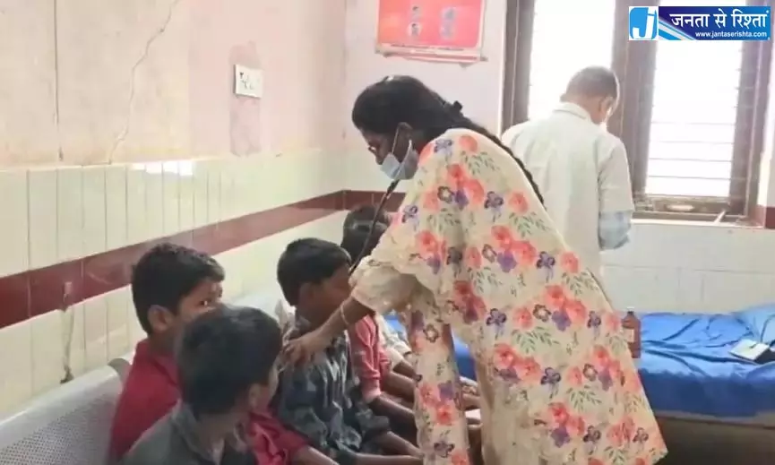 Telangana: खम्मम सरकारी स्कूल में नाश्ता करने के बाद 13 छात्र बीमार पड़ गए Telangana: खम्मम सरकारी स्कूल में नाश्ता करने के बाद 13 छात्र बीमार पड़ गए