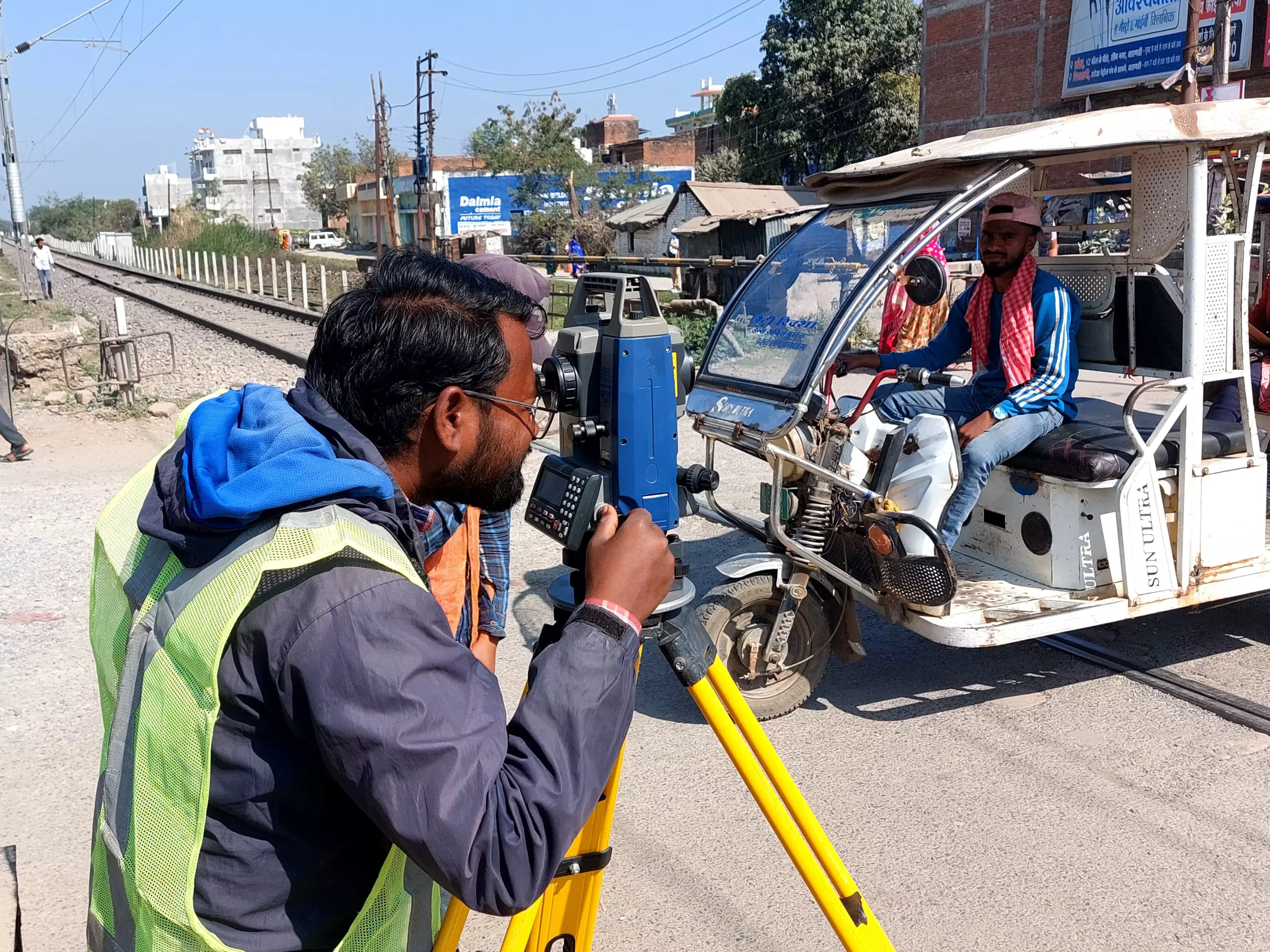 Dehradun: आरओबी निर्माण को लेकर डिफेंस कॉलोनी रेलवे क्रॉसिंग का तकनीकी सर्वे शुरू Dehradun: आरओबी निर्माण को लेकर डिफेंस कॉलोनी रेलवे क्रॉसिंग का तकनीकी सर्वे शुरू
