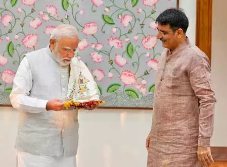 गुजरात के विधानसभा अध्यक्ष शंकर चौधरी ने पीएम मोदी से की मुलाकात, थराद की हस्तनिर्मित शॉल भेंट की गुजरात के विधानसभा अध्यक्ष शंकर चौधरी ने पीएम मोदी से की मुलाकात, थराद की हस्तनिर्मित शॉल भेंट की