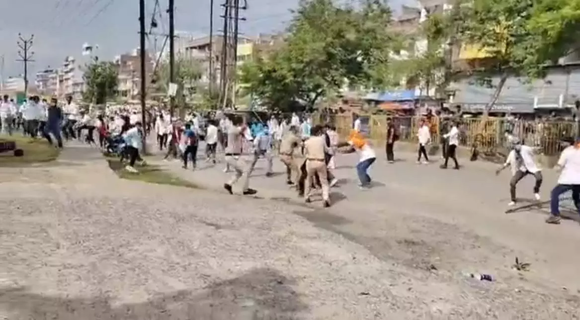 छात्रों पर लाठीचार्ज...पथराव में कई पुलिसकर्मी भी घायल...झड़प का VIDEO भी सामने आया छात्रों पर लाठीचार्ज...पथराव में कई पुलिसकर्मी भी घायल...झड़प का VIDEO भी सामने आया