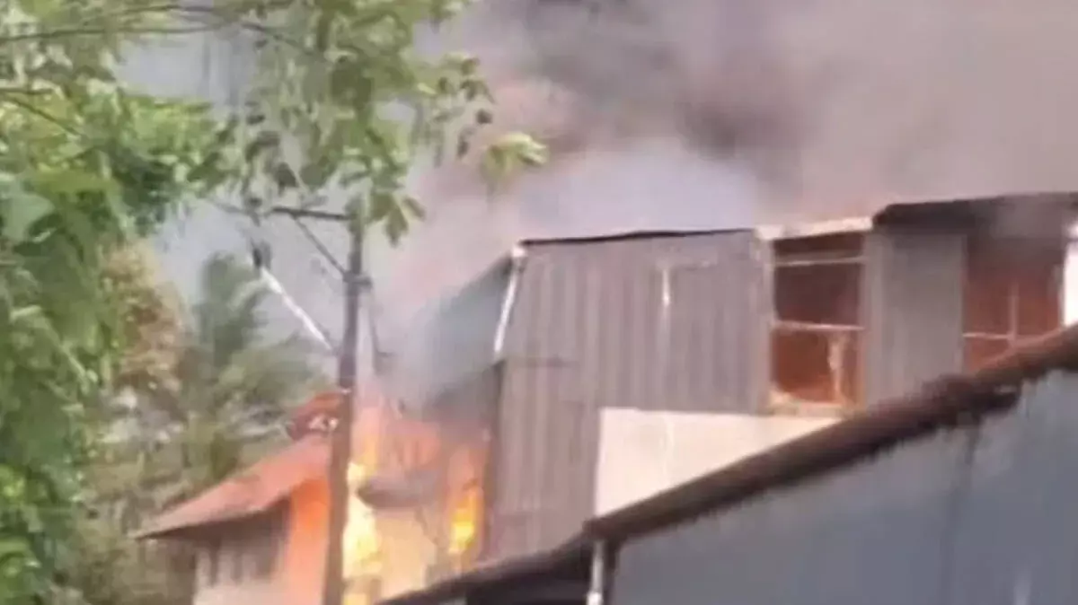 अंगमाली हादसा: स्टेशनरी गोदाम में भीषण आग, एक व्यक्ति घायल अंगमाली हादसा: स्टेशनरी गोदाम में भीषण आग, एक व्यक्ति घायल