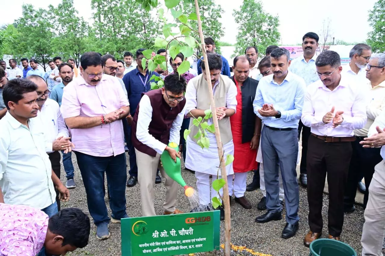 ‘एक पेड़ मां के नाम’ अभियान के तहत मंत्री चौधरी ने लगाया पीपल का पौधा ‘एक पेड़ मां के नाम’ अभियान के तहत मंत्री चौधरी ने लगाया पीपल का पौधा